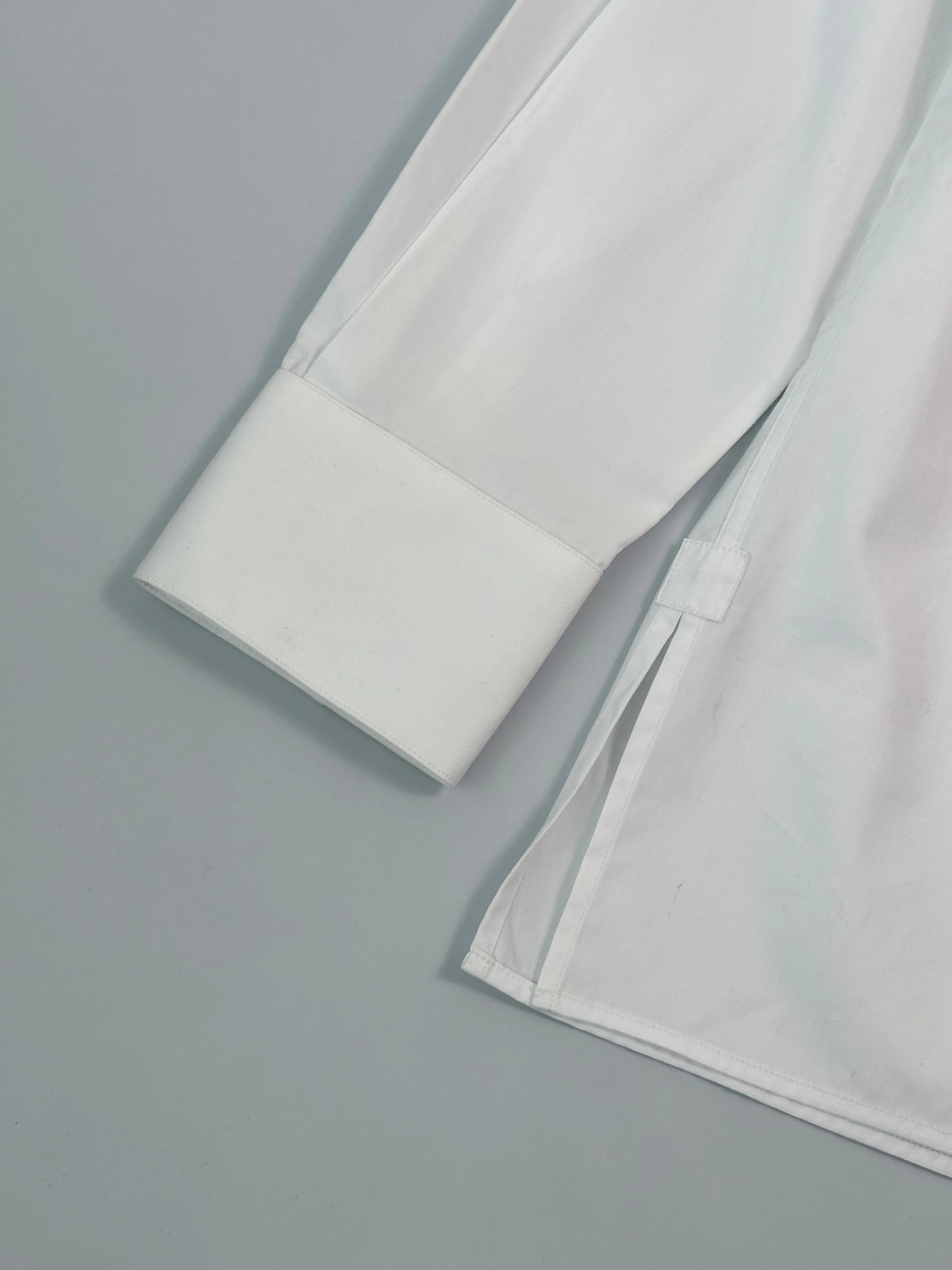 Camicia Bianca Con Fibbia Asimmetrica In Metallo