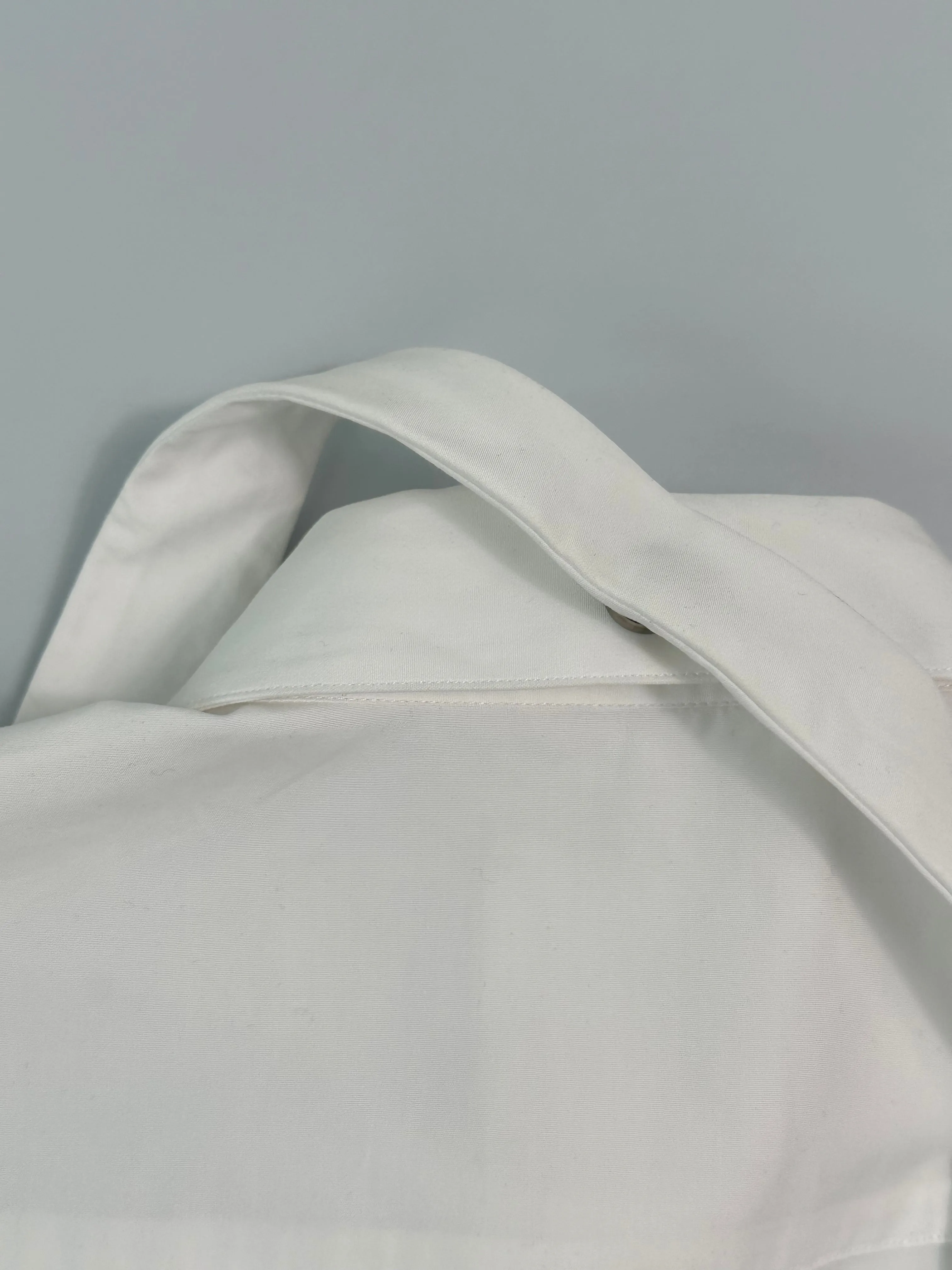 Camicia Bianca Con Fibbia Asimmetrica In Metallo