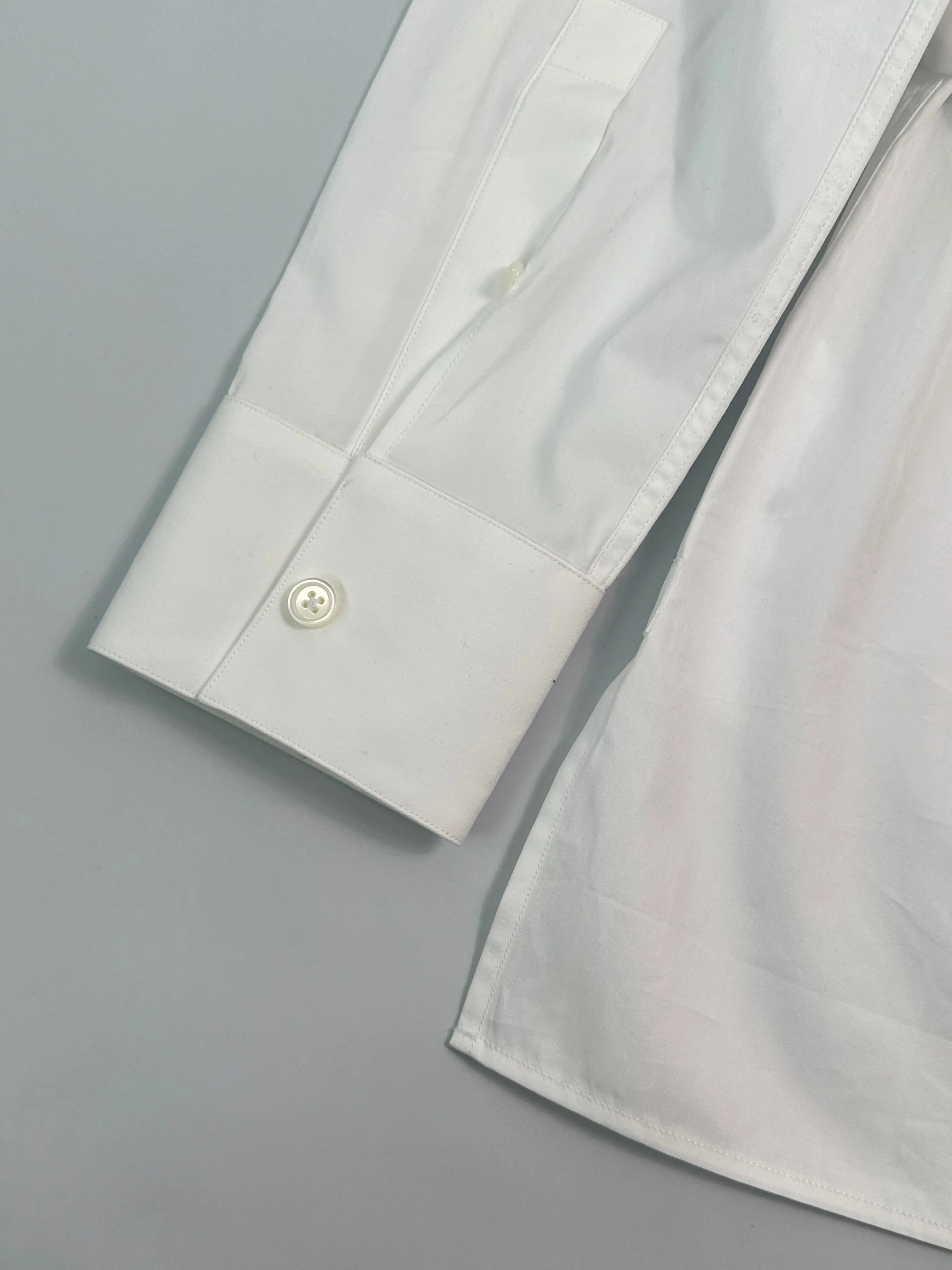 Camicia Bianca Con Fibbia Asimmetrica In Metallo