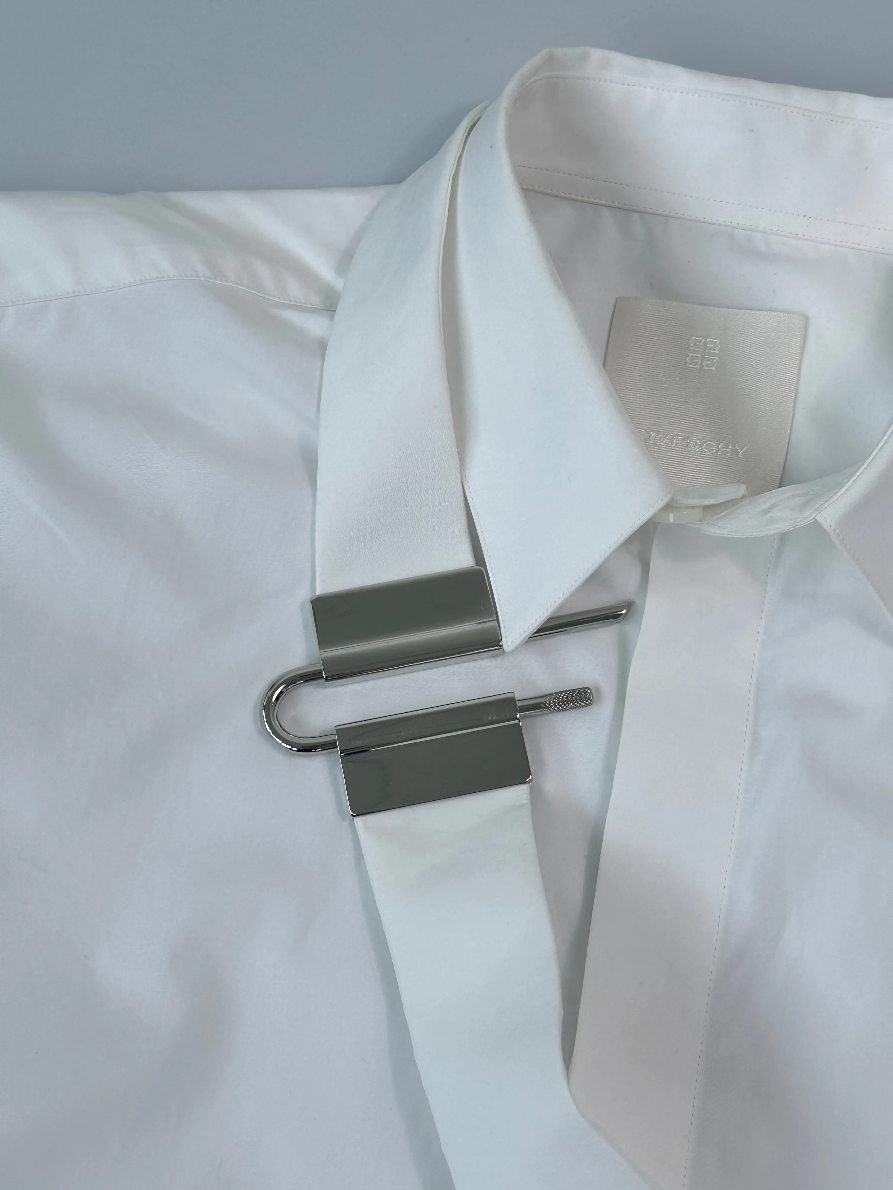 Camicia Bianca Con Fibbia Asimmetrica In Metallo