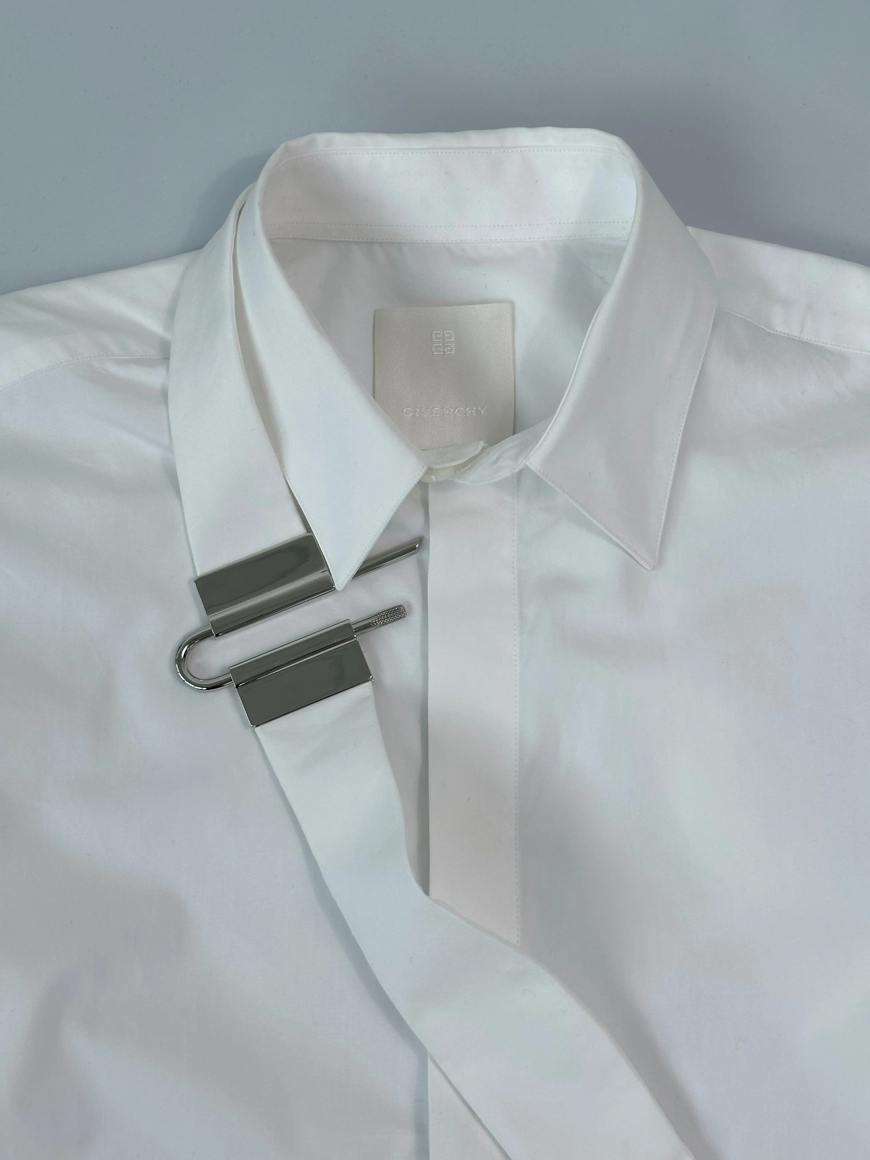 Camicia Bianca Con Fibbia Asimmetrica In Metallo