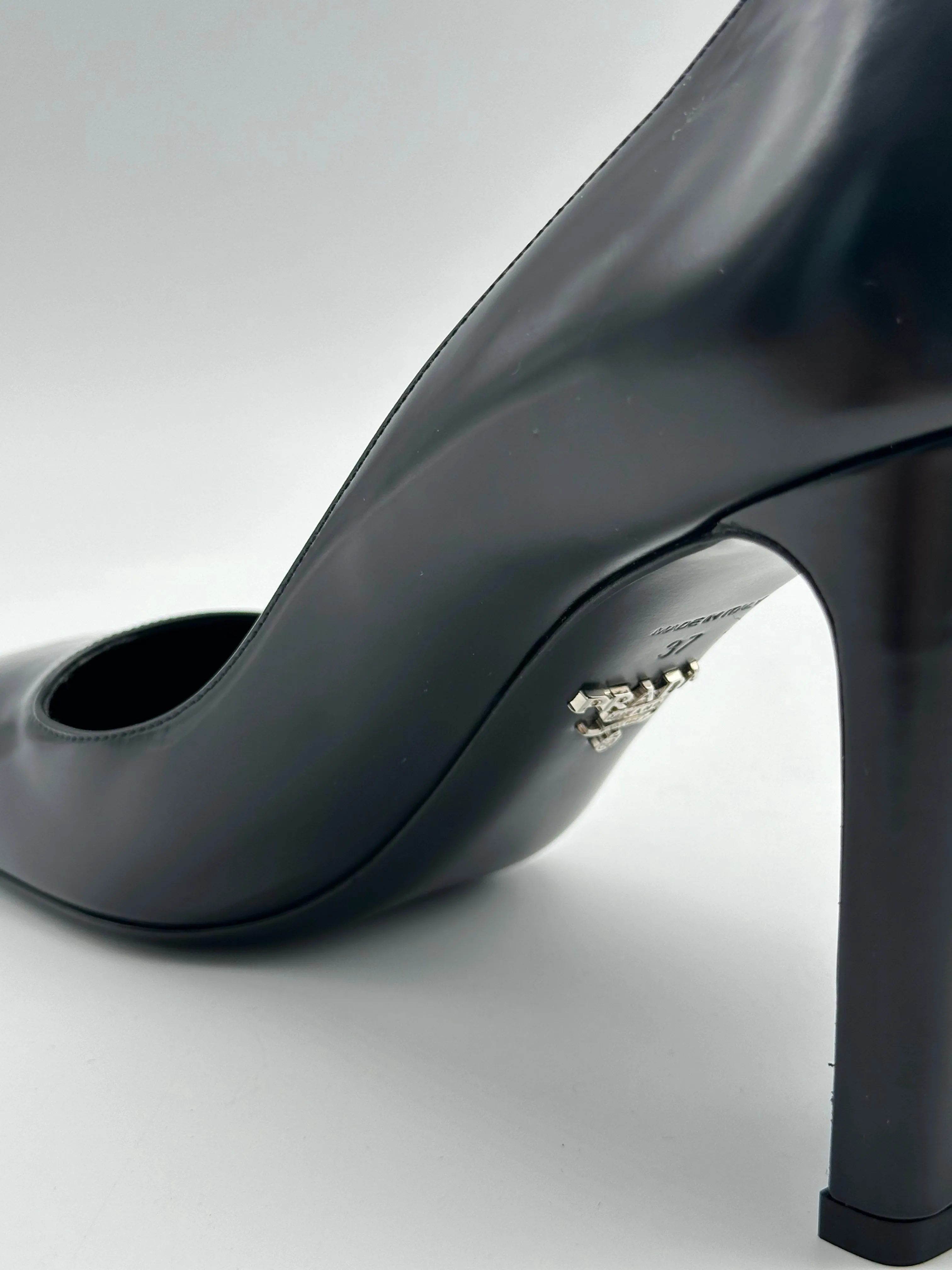 Décolleté In Pelle Nera Con Tacco Largo