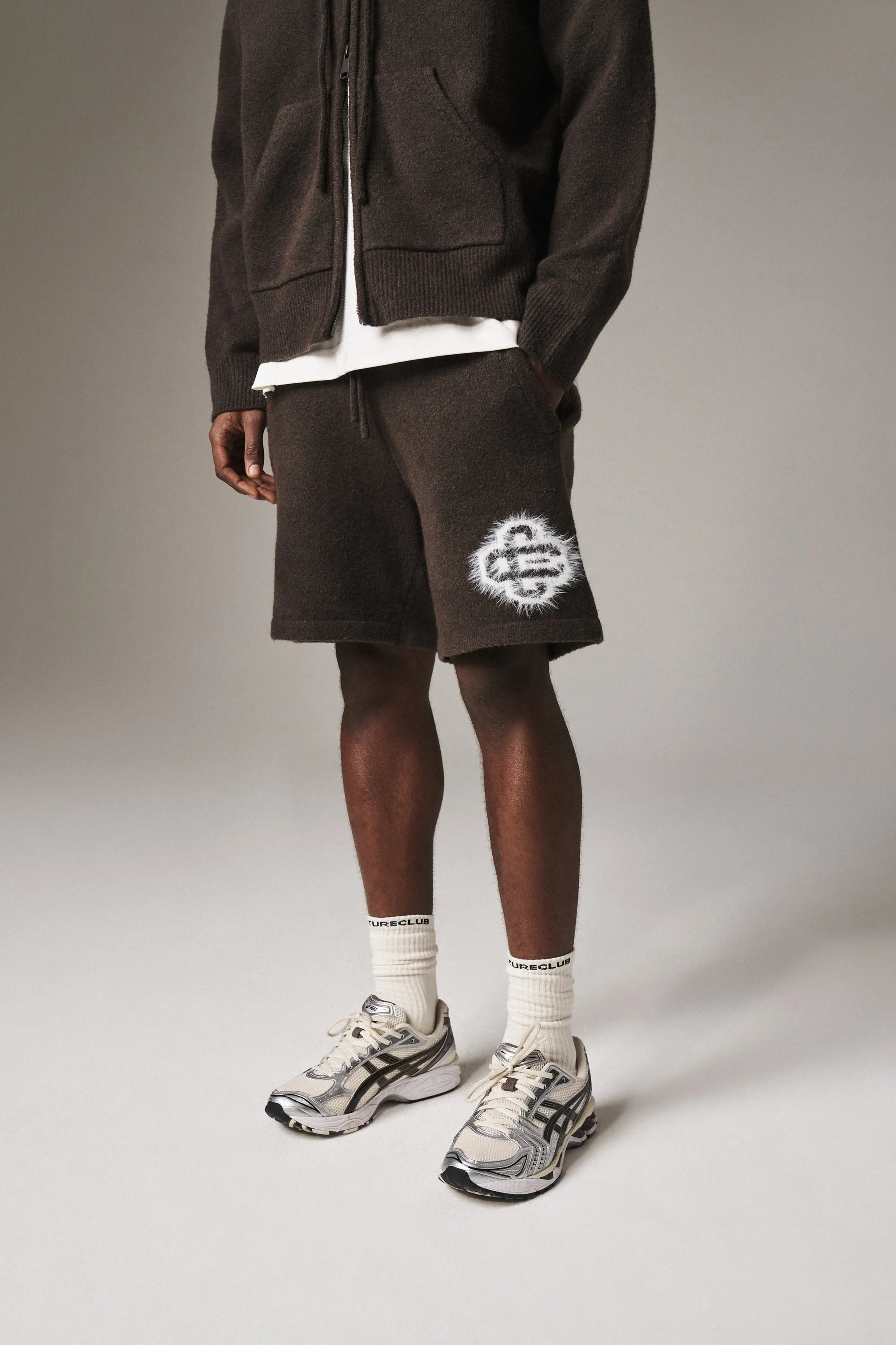 FLUFFY EMBLEM KNITTED SHORTS - BROWN