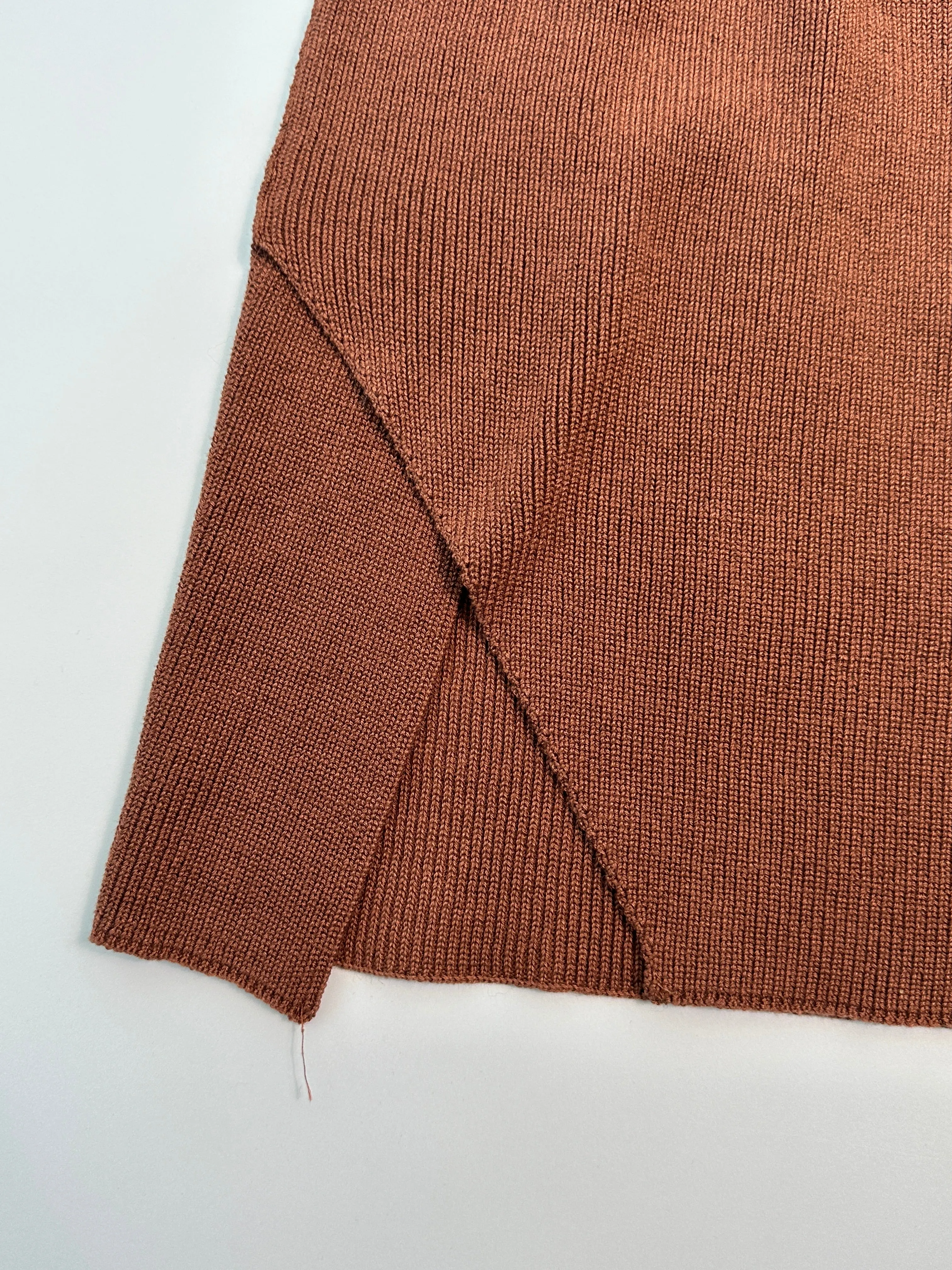 Gonna Mini In Maglia Acqua Con Spacco Asimmetrico