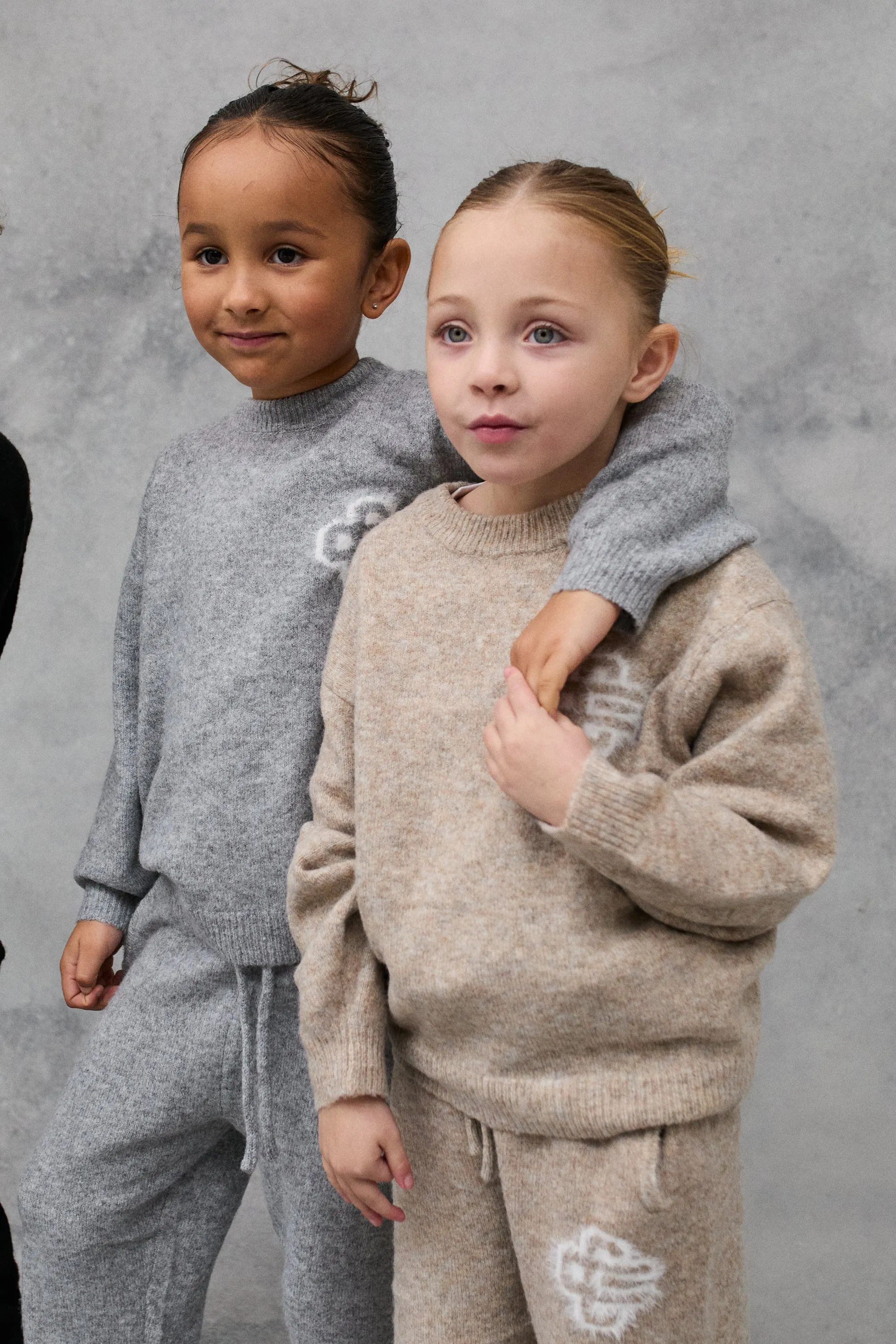 KIDS FLUFFY KNIT EMBLEM CREW - BEIGE